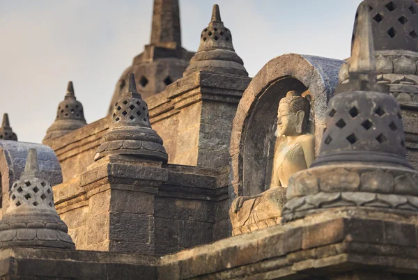 Statut de Bouddha dans le temple bouddhiste — Photo