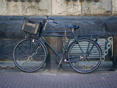 Amsterdam caddesindeki tipik Bisiklet.