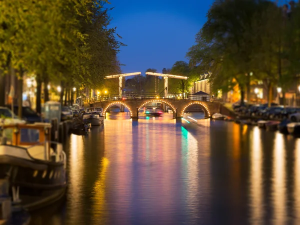 Ponte Skinny no canal em Amsterdã , — Fotografia de Stock