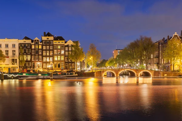 Amsterdam canais com ponte — Fotografia de Stock