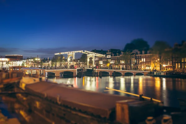 在阿姆斯特丹的运河上瘦桥, — 图库照片