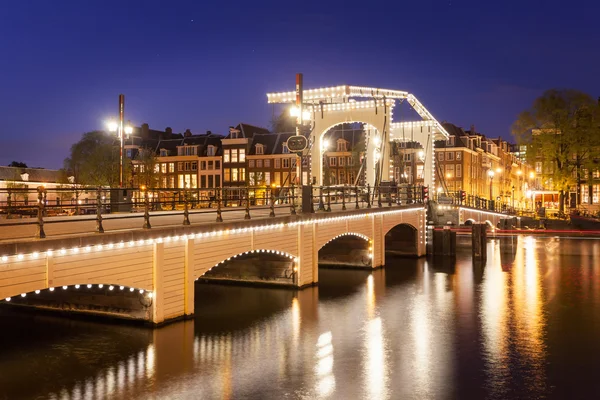 Magere brug over kanaal in Amsterdam, — Stockfoto