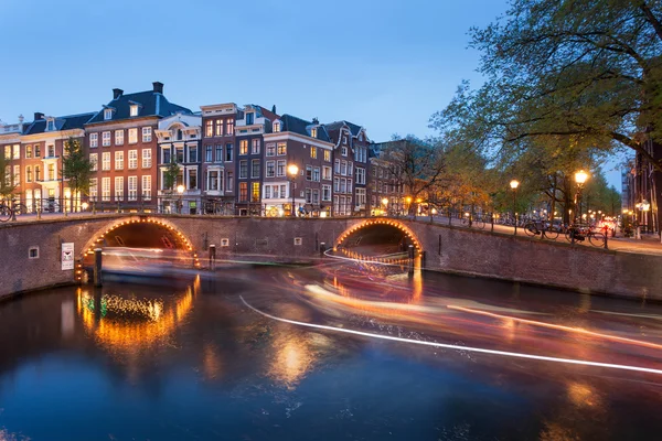 Типових амстердамських каналів з моста — стокове фото