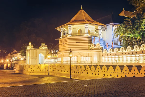 Vue de nuit du temple de la dent de Bouddha — Photo