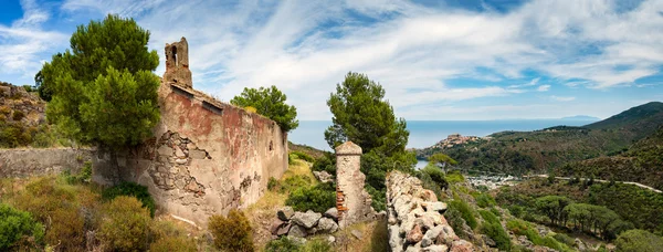 Régi templom gyönyörű Capraia szigetén — Stock Fotó