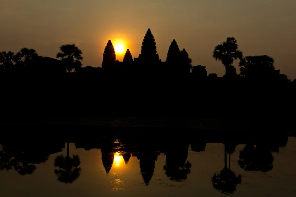 Солнце восходит из Ангкор-Вата — стоковое фото