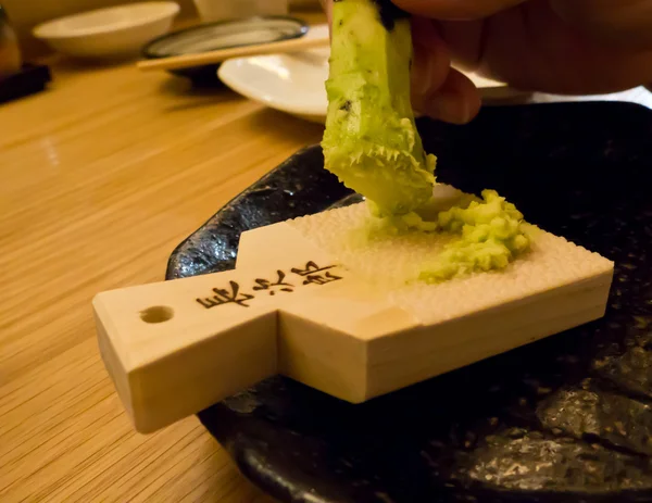 oroshigane üzerinde geleneksel olarak rendelenmiş wasabi