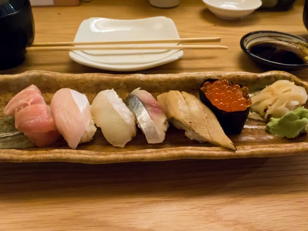 Schotel van verschillende nigiri en gunkan sushi — Stockfoto