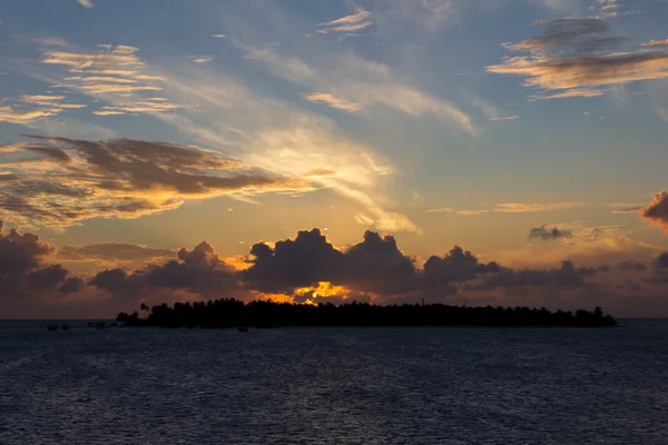 Sunrise uitzicht op een Maldives resort — Stockfoto