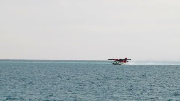 Watervliegtuig opstijgen in Maldiven — Stockvideo