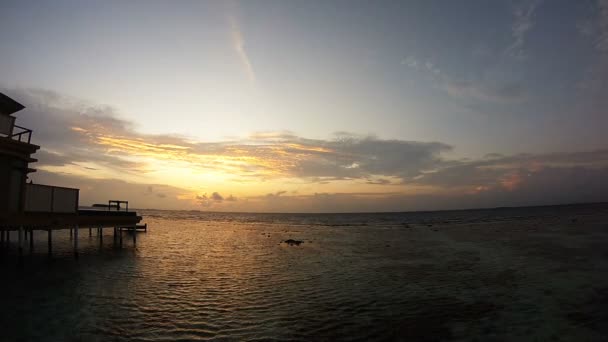 Vista del atardecer en una villa en Maldivas — Vídeos de Stock