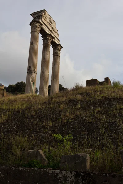 Restaurado columnas de piedra en la cima de una colina en la antigua romana para — Foto de Stock