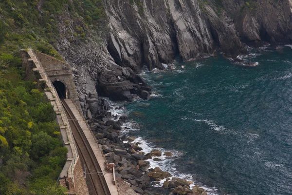 Železnice prochází pobřeží Cinque Terre — Stock fotografie