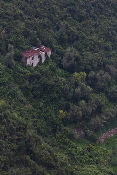 Osamělý dům na kopcovité pobřeží Cinque Terre — Stock fotografie