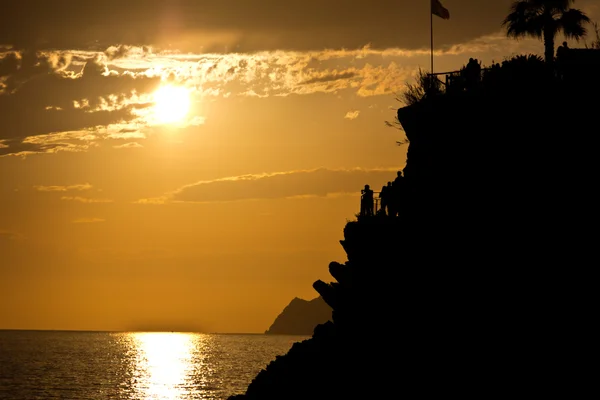 人们享受着从 Manarola，五条之三日落的景色 — 图库照片