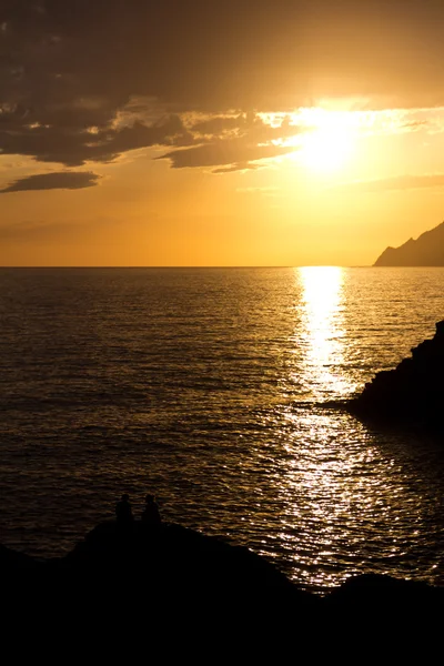 Casal desfrutando da vista do pôr do sol de Manarola, Cinque Ter — Fotografia de Stock