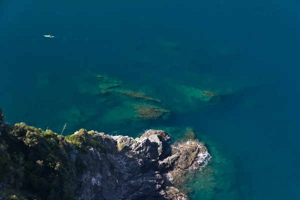 Człowiek, kajakarstwo w pobliżu klifów Cinque Terre, Włochy — Zdjęcie stockowe