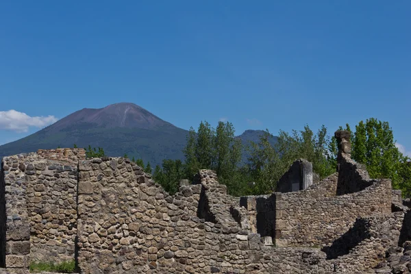 Ruinas excavadas de Pompeya y el Monte Vesubio al fondo — Foto de Stock