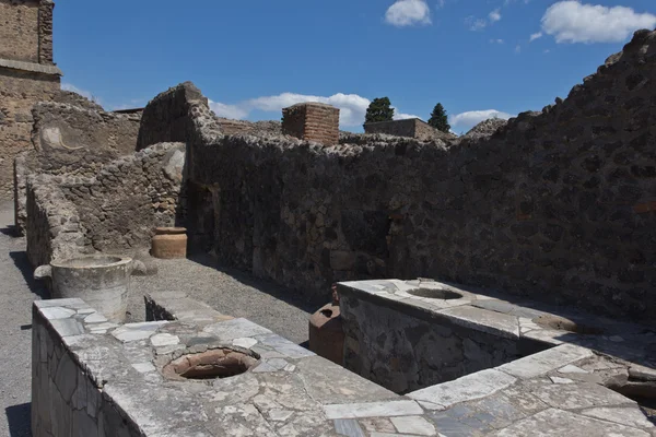 Ruinas excavadas de un puesto de venta de alimentos cocidos en Pompeya — Foto de Stock