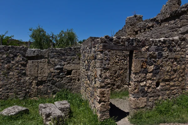 Ruines excavées d'une maison typique à Pompéi — Photo