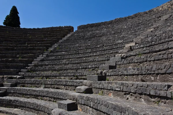 Sièges en pierre restaurés dans l'amphithéâtre Pompéi — Photo