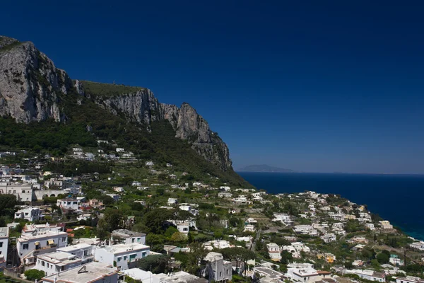 Veduta delle case che circondano il porto principale di Capri — Foto Stock