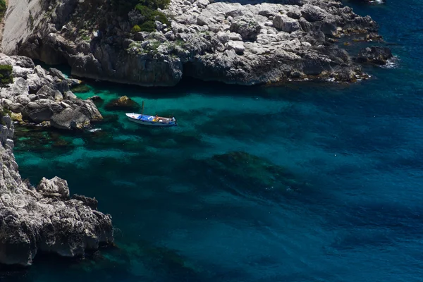 Pareja disfrutando de un viaje en barco en Capri — Foto de Stock