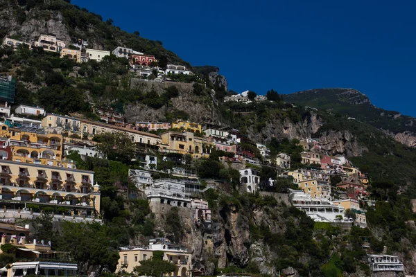 Resorts y casas de Positano, un pueblo en la costa de Amalfi —  Fotos de Stock