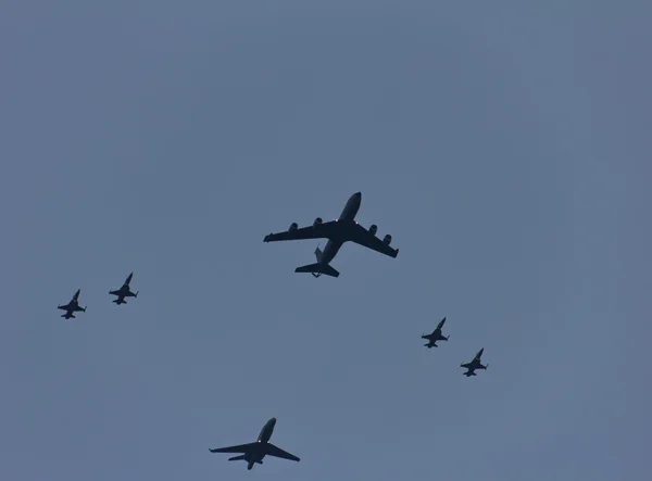 KC-135 tankfartyg i formation med F16 — Stockfoto