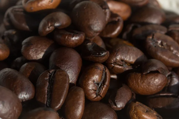 Kaffeebohnen unter starkem Richtungslicht — Stockfoto