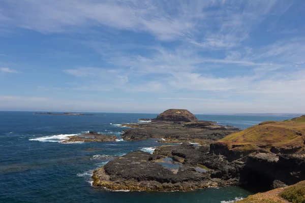 在菲利普岛，澳大利亚 Nobbies 的多岩石的海岸线 — 图库照片