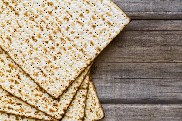 Matza em um fundo de madeira — Fotografia de Stock