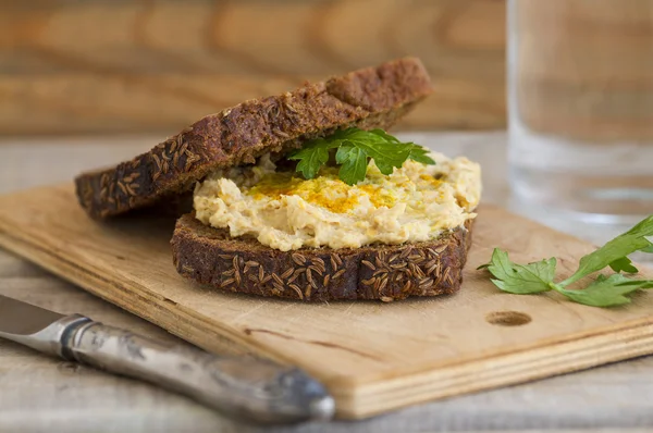 Humus sandviç kepekli ekmek ile