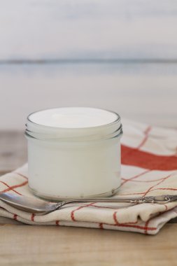 Yunan yoğurt vintage ahşap arka plan üzerinde