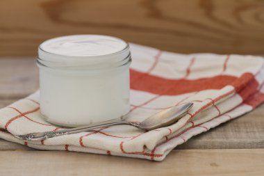 Yunan yoğurt vintage ahşap arka plan üzerinde