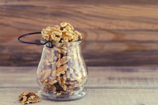 Орехи в стеклянной банке — стоковое фото