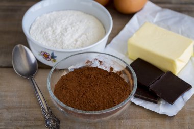 Çikolatalı kek malzemeler