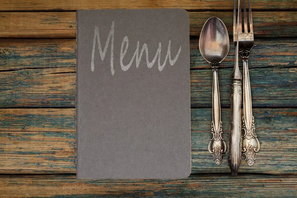 Винтажное меню ресторана на деревенском фоне — стоковое фото
