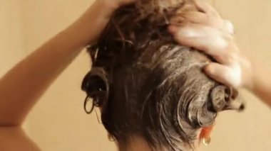 kadın duşta saç yıkama