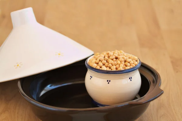 Cuenco lleno de garbanzos dentro de un tagine —  Fotos de Stock