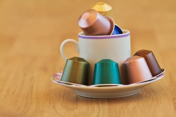 Tazza di caffè riempito con capsule di caffè — Foto Stock