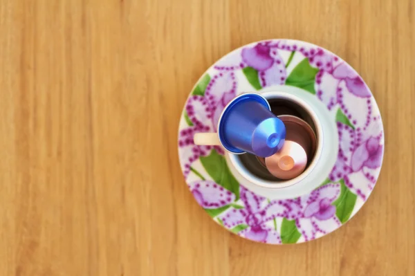 Vue aérienne de tasse à café remplie de capsules de café — Photo