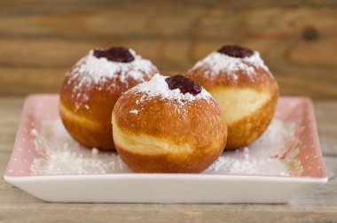 Sufganiot, çörek. Geleneksel bir Yahudi mumluklar tatlı