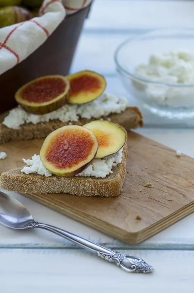 イチジクとチーズのサンドイッチ — ストック写真