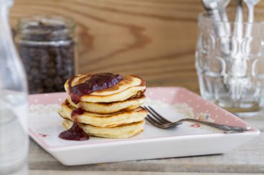 Ahududu reçeli ile ev yapımı kek