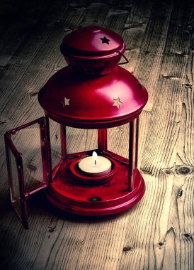 ????? ?? ?????????? ???? ? ???????,?? ?????? ??, lamba karanlıkta bir mum ışığı ile ahşap zemin üzerinde