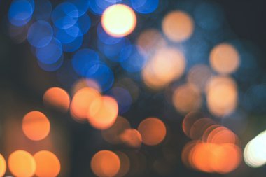 Şehir ışıkları renkli bulanık izleri