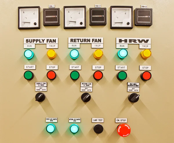 Interruptores eléctricos y disyuntores que controlan el calor, la recuperación de calor, el aire acondicionado, la luz y la fuente de alimentación eléctrica —  Fotos de Stock