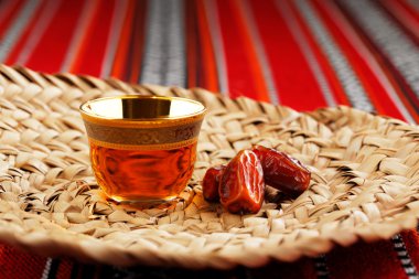 Arapça çay ve tarihleri ile ikonik Abrian kumaş simgelediği Arap konukseverliği