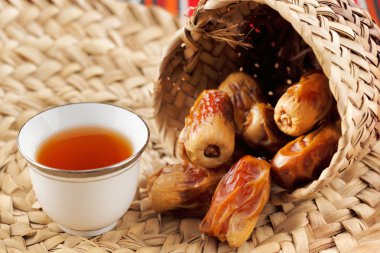 Arapça çay ve tarihleri ile ikonik Abrian kumaş simgelediği Arap konukseverliği